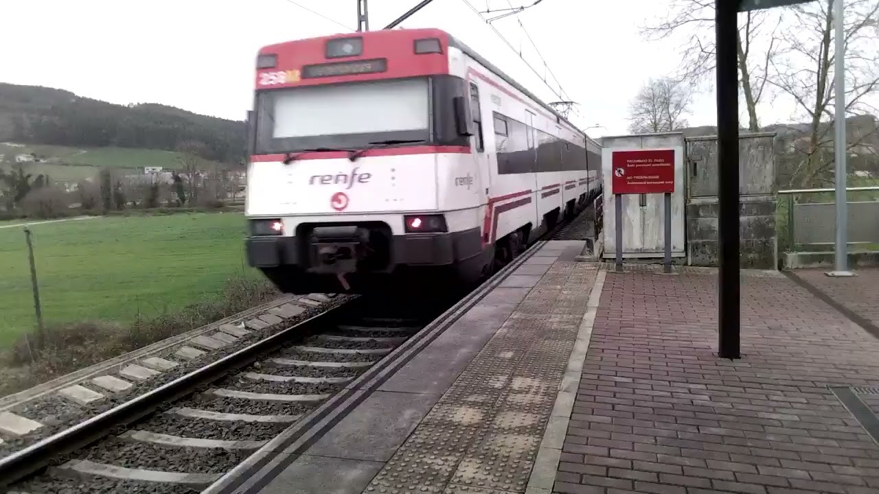 Cercanías Bárcena-santander Serie: 447 De Renfe circulando (Sonido Directo) 