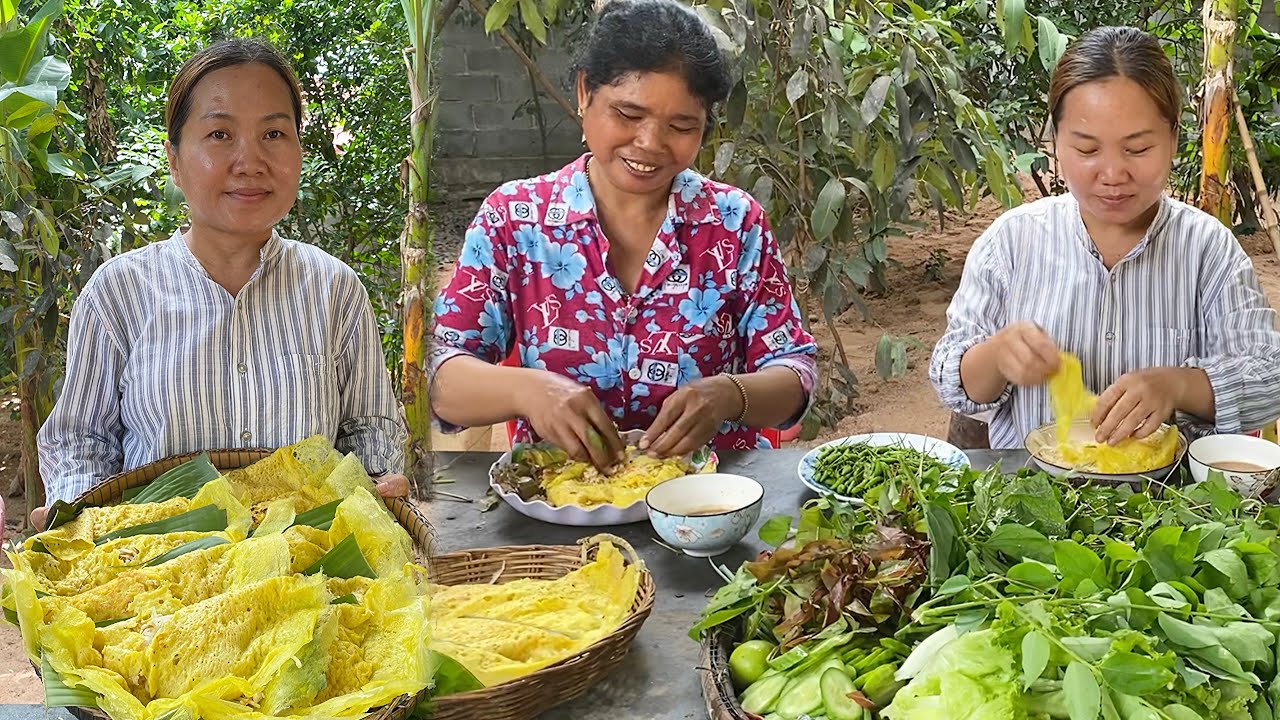 Khmer pan cake with fresh vegetables (BAGH CHHEV)