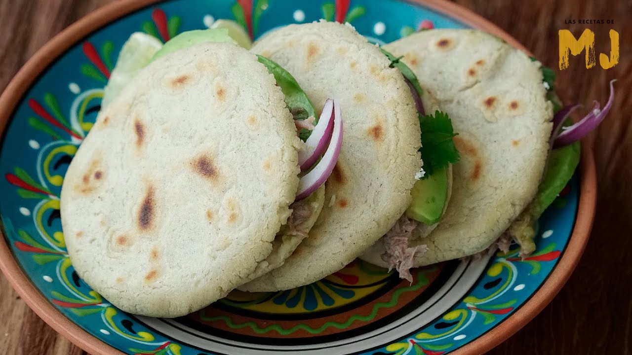 Gorditas mexicanas rellenas de carnitas