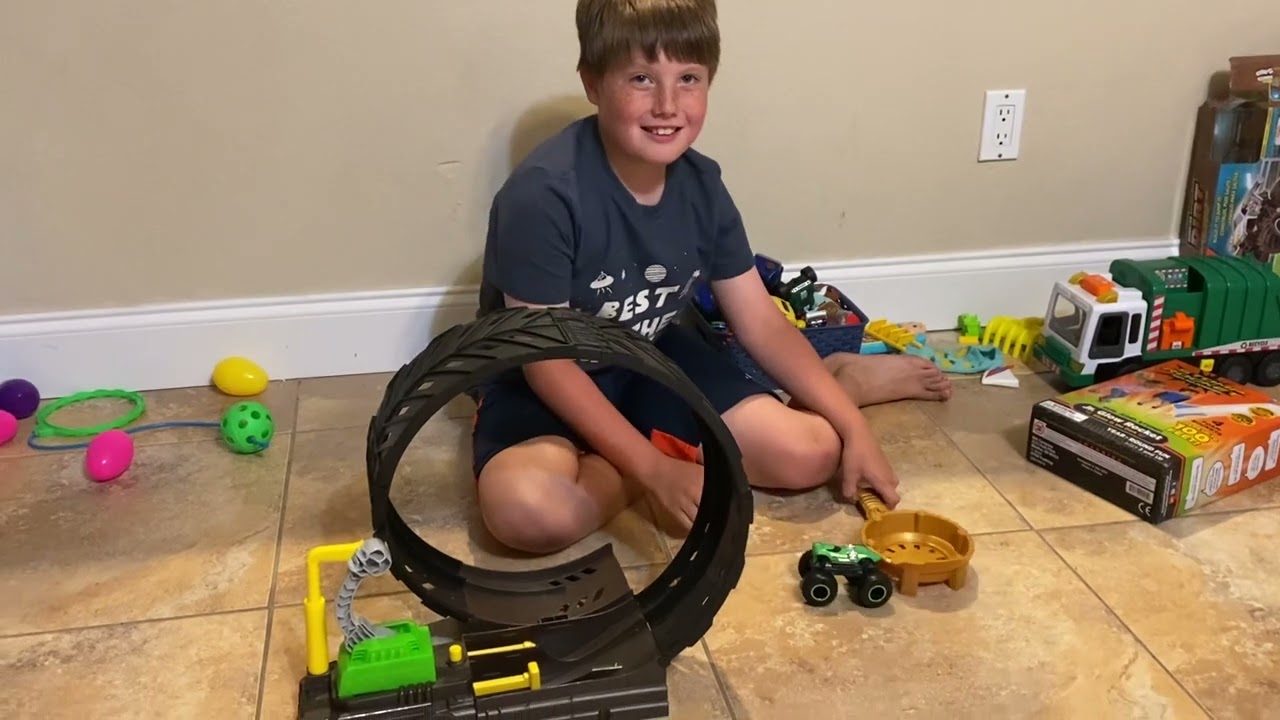 Hot Wheels Monster Truck Epic Loop Review