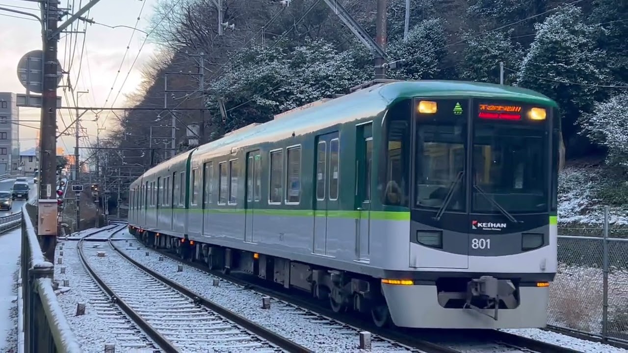 雪の降る大津を走る800系　