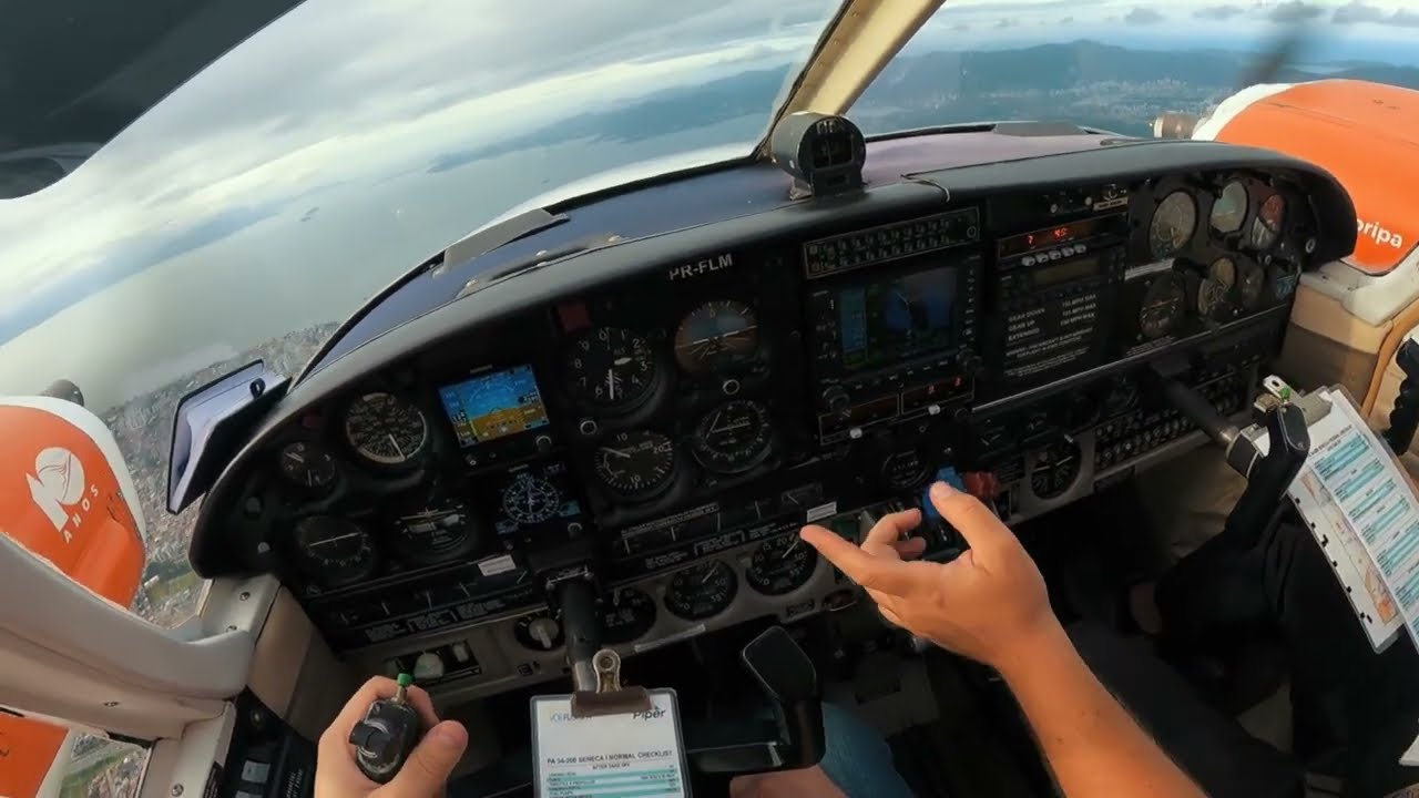 Primeira hora de voo no Seneca do curso de Piloto Comercial [Canal Plano de Voo]