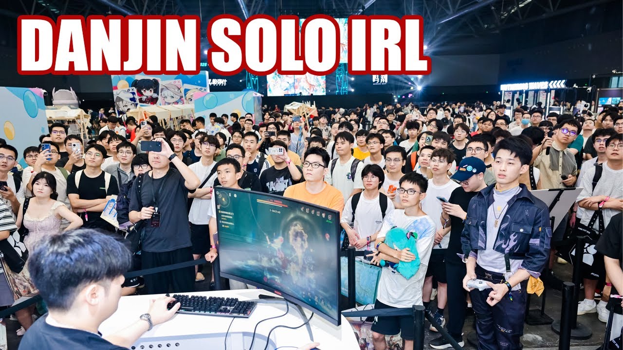 Hologram but HUNDREDS of People Watching Me - Kurofest 2025