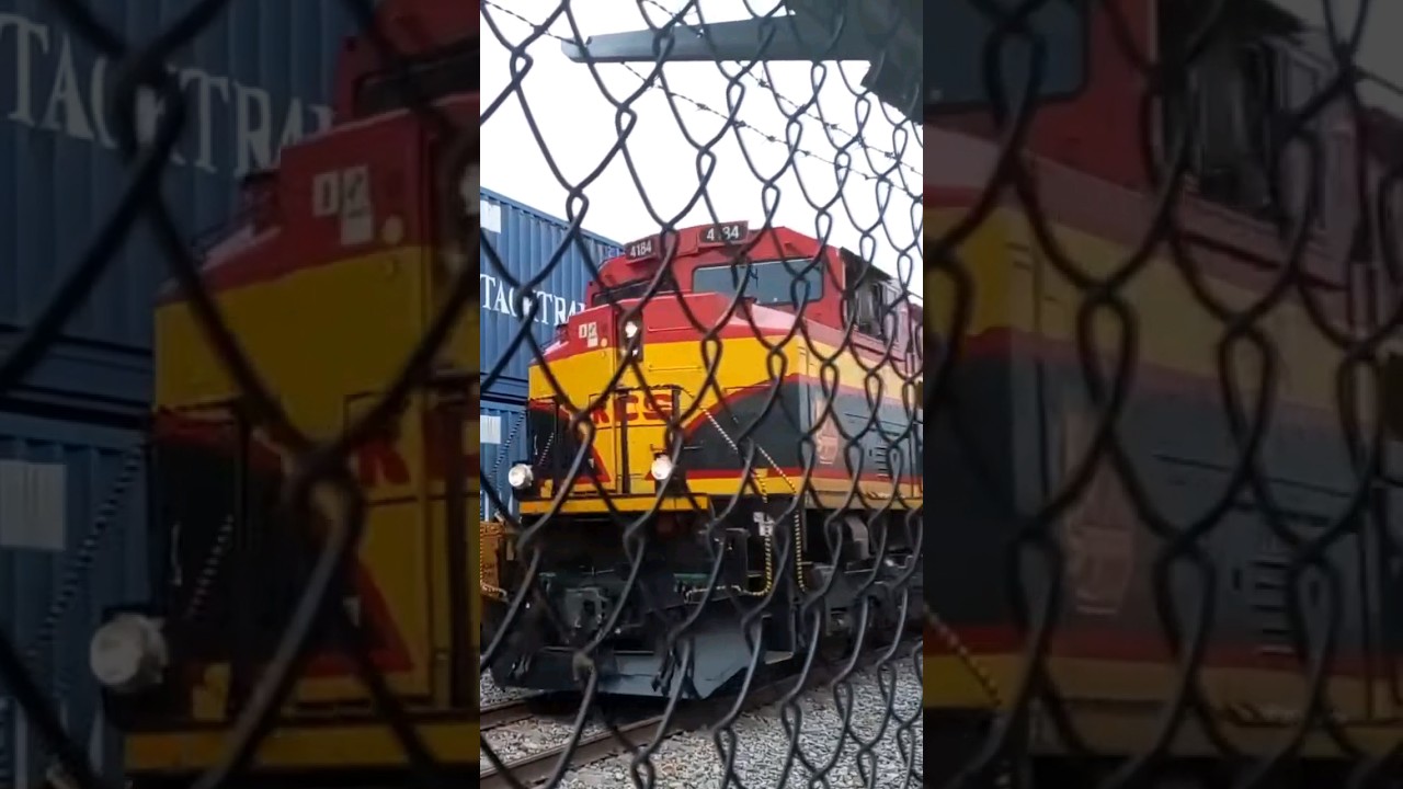 KCS 4184 con 2 carros hacia S&aacute;nchez