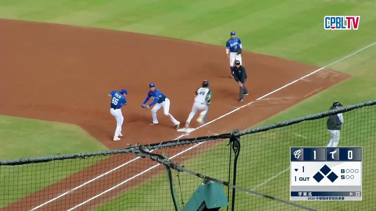 03/13 富邦 VS 台鋼 一局下，滿壘後的滾地球，富邦悍將錯失雙殺的機會傳到界外區，讓台鋼一口氣追回兩分