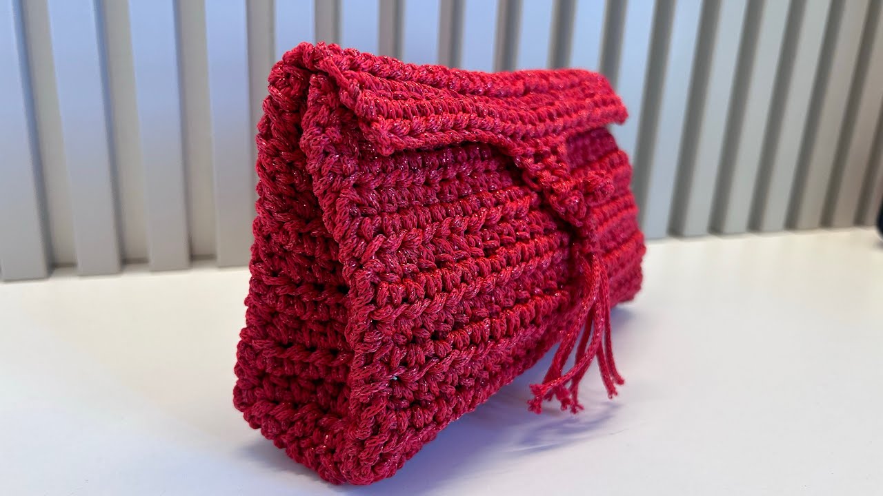 Tığ ile sadece tekli trabzanla pratik bir şekilde örülen makyaj çantası