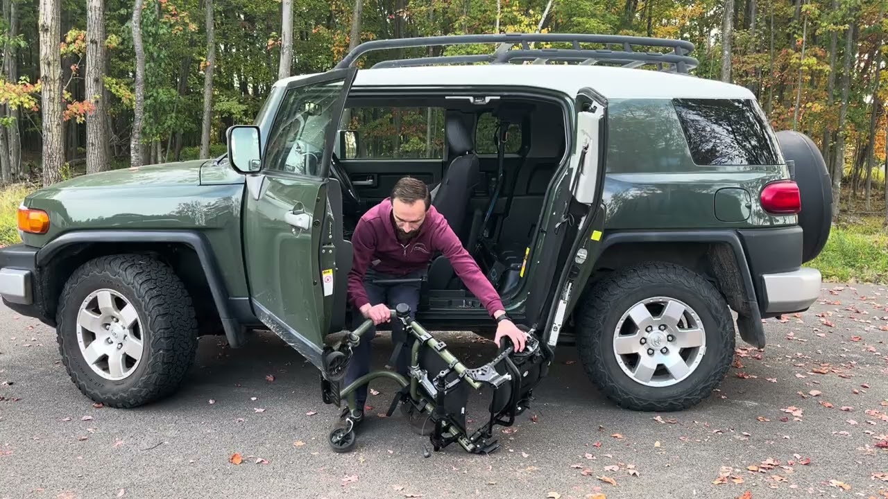 Glide 'n Go And Easy-Stow PIT in Toyota FJ Cruiser (Entering)