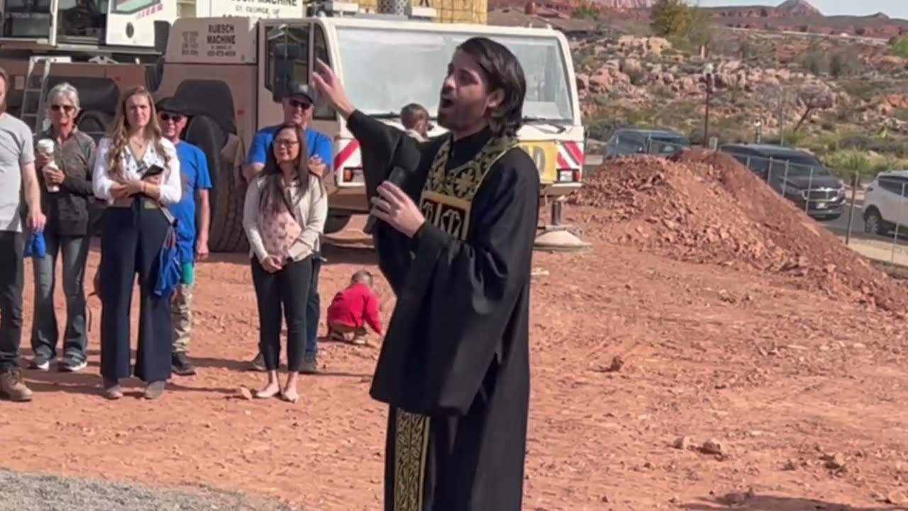 Сотни людей собрались, когда на вершину новой православной церкви в Вашингтоне подняли купол весо...