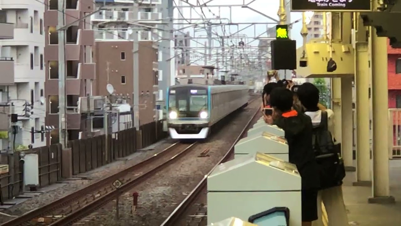 Momen Langka!! Tokyo Metro Tozai Line berjalan sepur salah