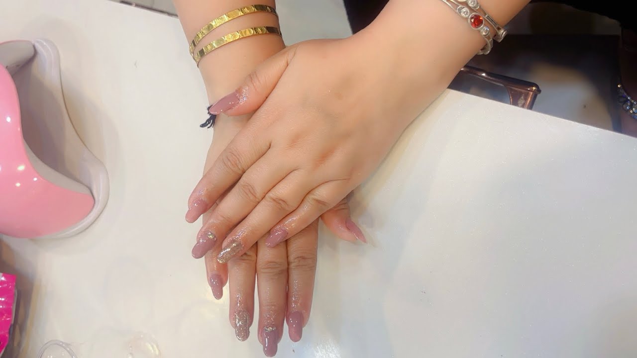 “छोटे से Mundan Function में इतना प्यारा Nail Art… सबकी नज़र बस इसी पर टिक गई! 💅✨”