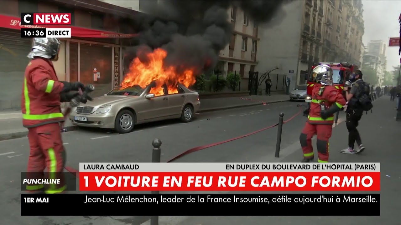 Une voiture en feu rue Campo Formio