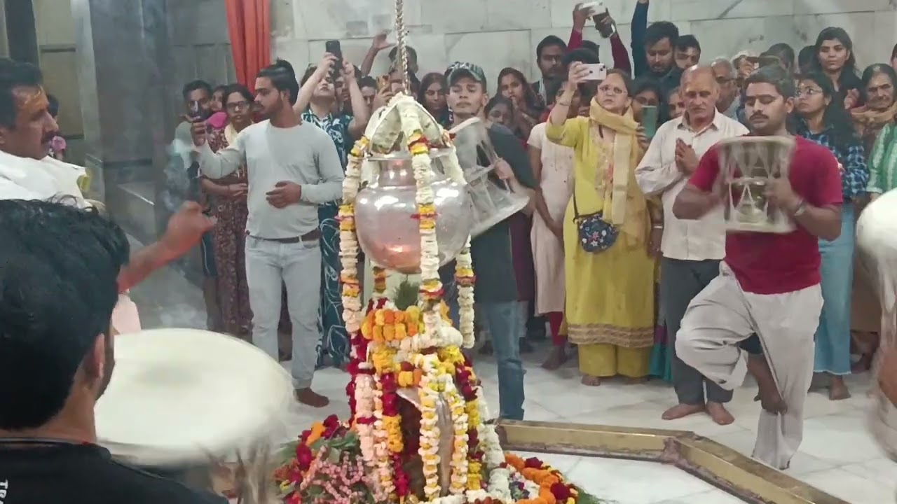 वाराणसी के वाराणसी के बेचू में विश्वनाथ जी  भव आरती  दर्शन करने  स्वभाग प्रताप का