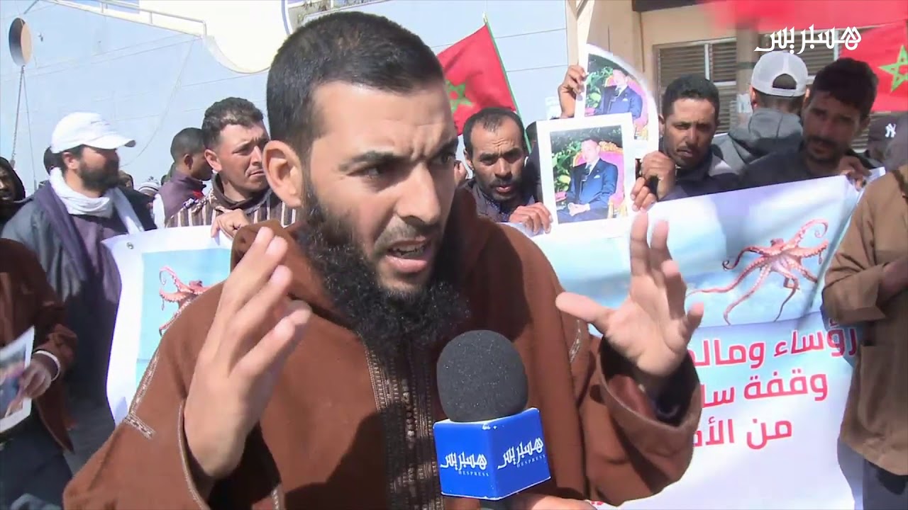 إحتجاج بحارة المهيريز بالداخلة بسبب منعهم من صيد الأخطبوط