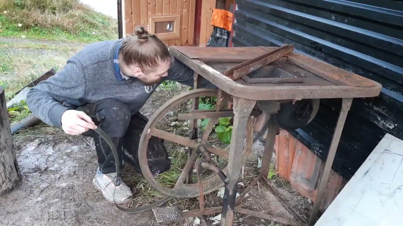 Repairing the belt of a pedal forge - Building a smithy 3/6
