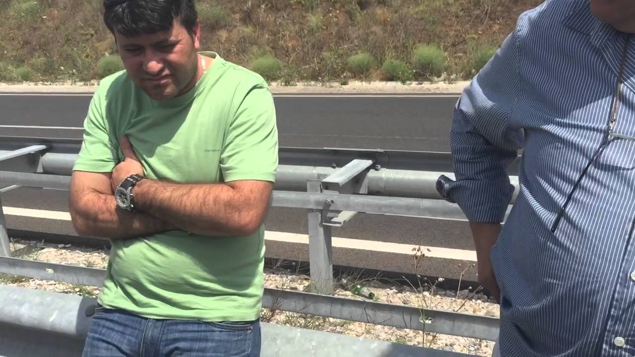 Bulgar da kuyrukta beklerken camları açmayın sivrisinekler kaynıyor