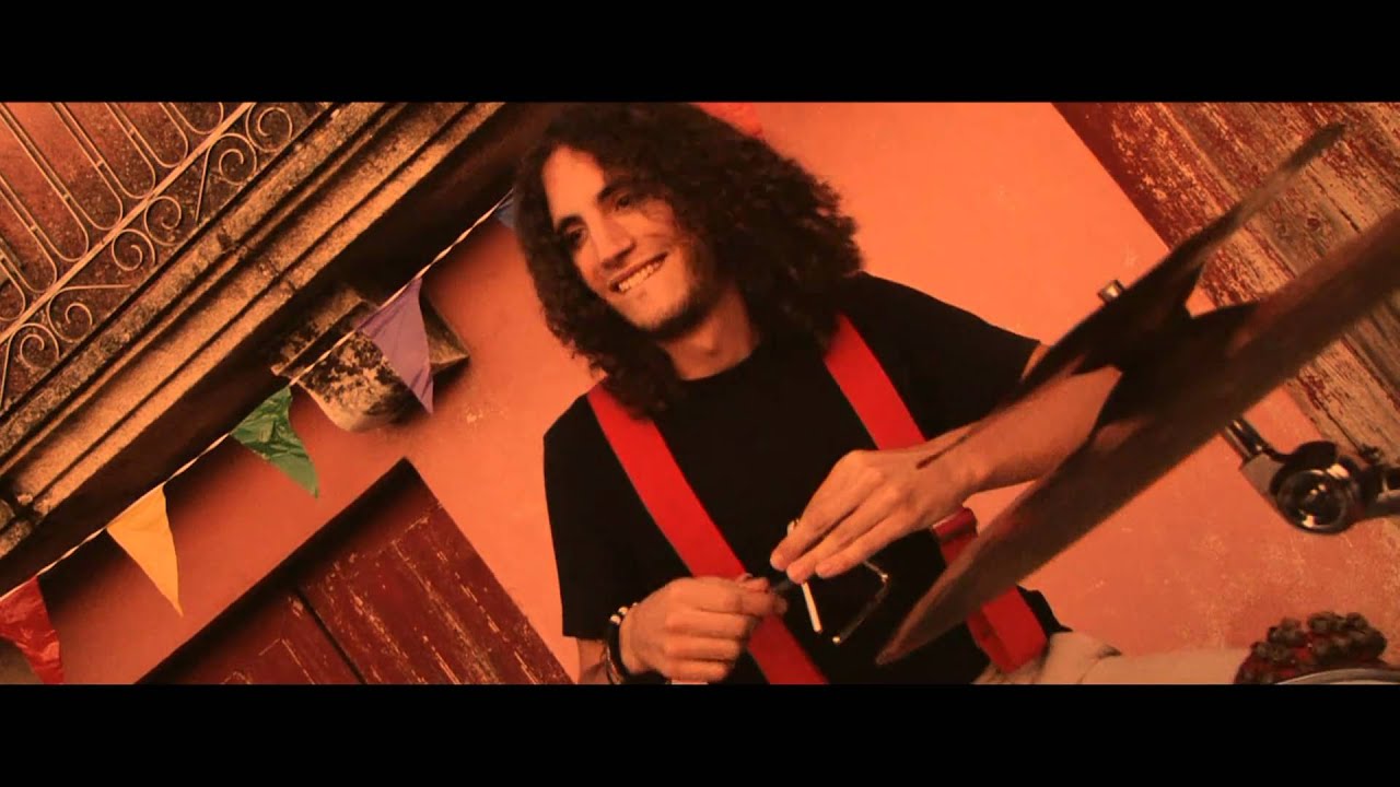 Pé na Terra - ESCADAS DE LUAR (oficial video)