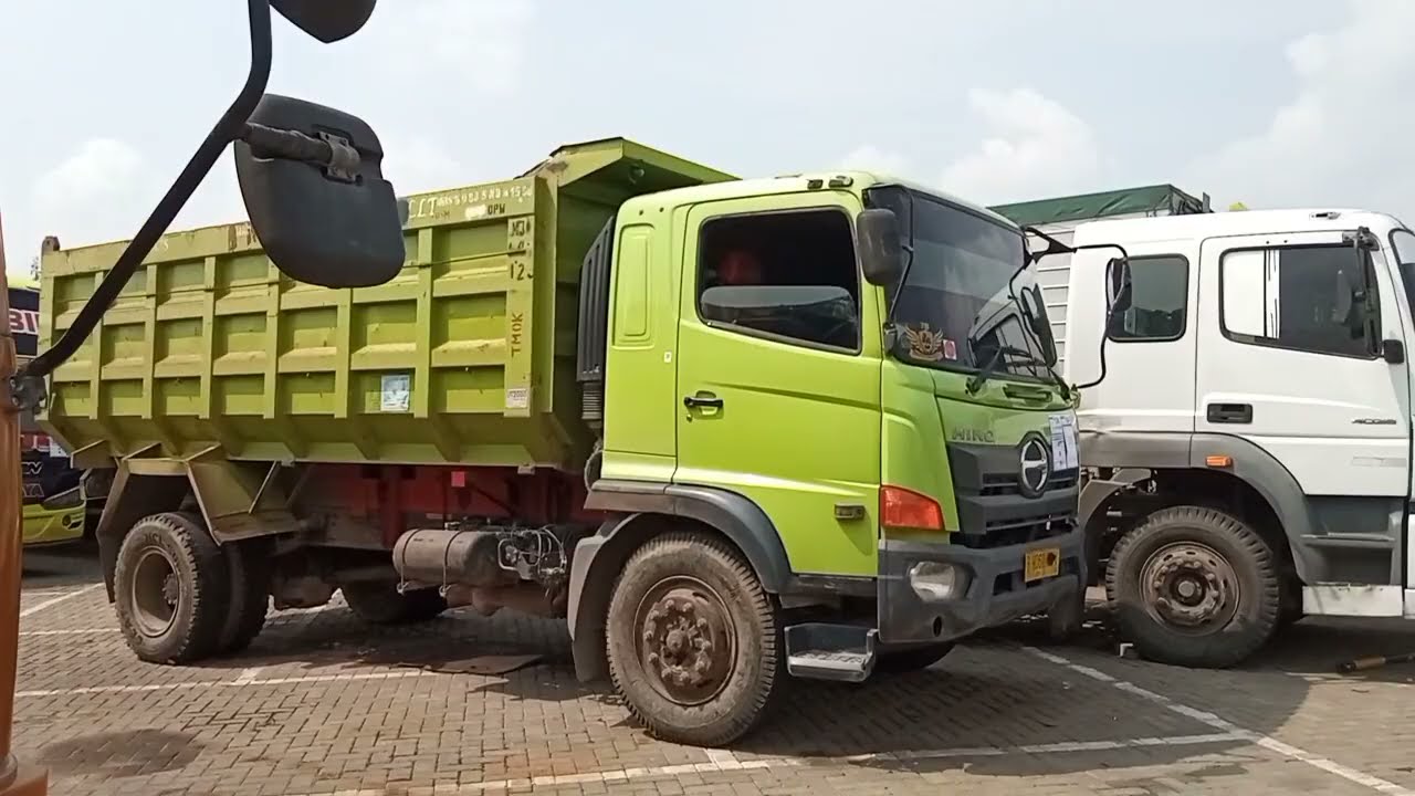 unit lelang truk: dari engkel, dump truk sampai trailer 