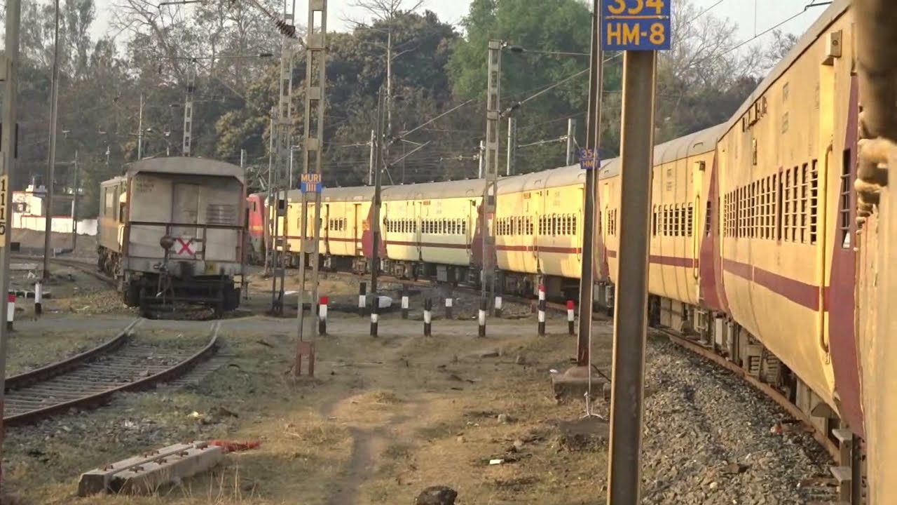 स्वर्णरेखा नदी को पार करके खूबसूरती के साथ घूमकर मुरी जंक्शन पहुंचते हुए वनांचल एक्सप्रेस।।