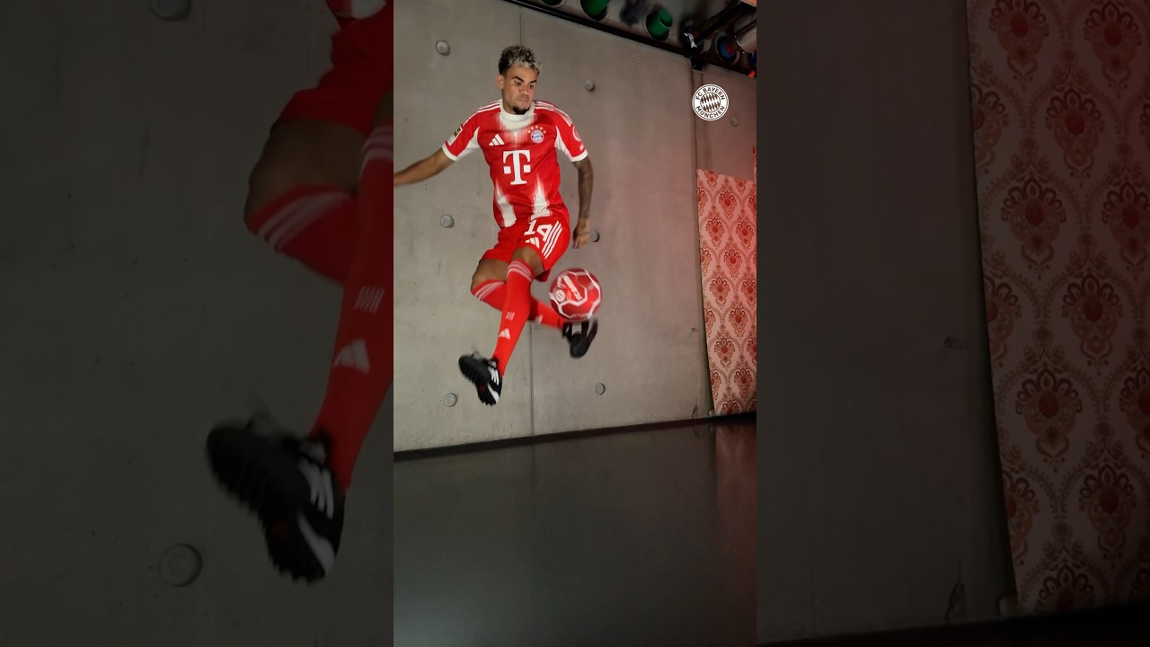 Luis D&iacute;az playing with the ball behind the scenes of his presentation as Bayern player