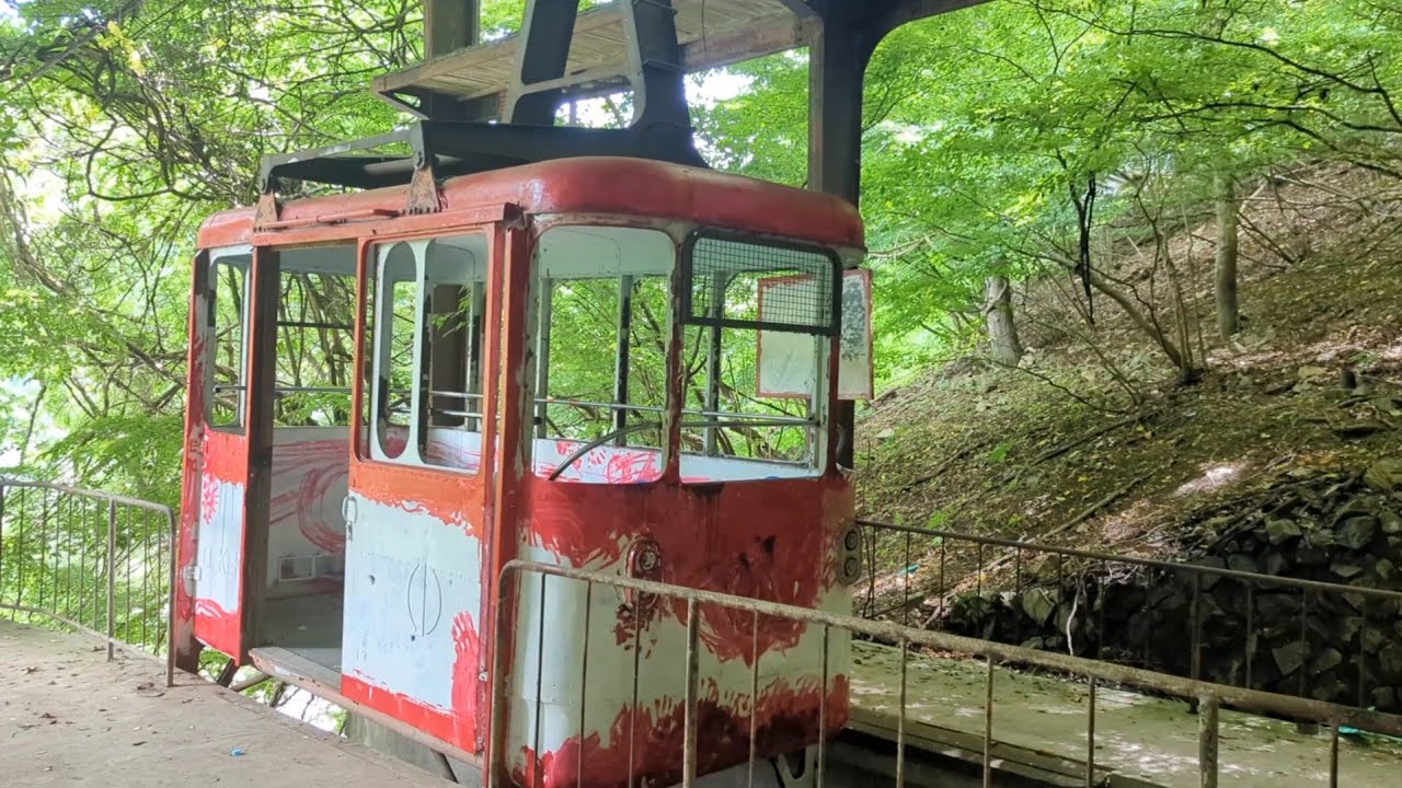 [Walking on the abandoned railway track] Walk on the abandoned station on the ropeway