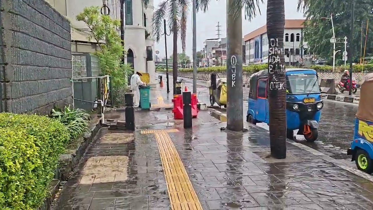 POV: Menembus dinginnya pagi di bawah payung kesayangan.