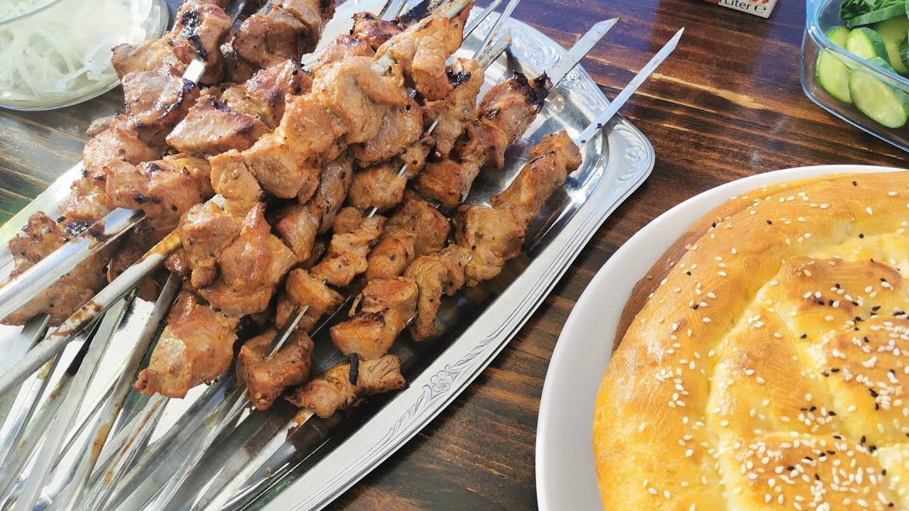 Schaschlik aus Schweinefleisch in einer Buttermilch-Marinade