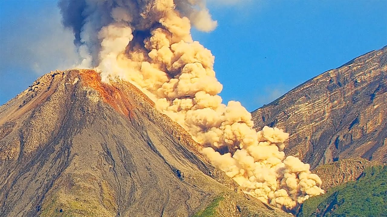 Dec 20, 2025: Pyroclastic Flow Produced from Santiaguito Volcanic Eruption Guatemala