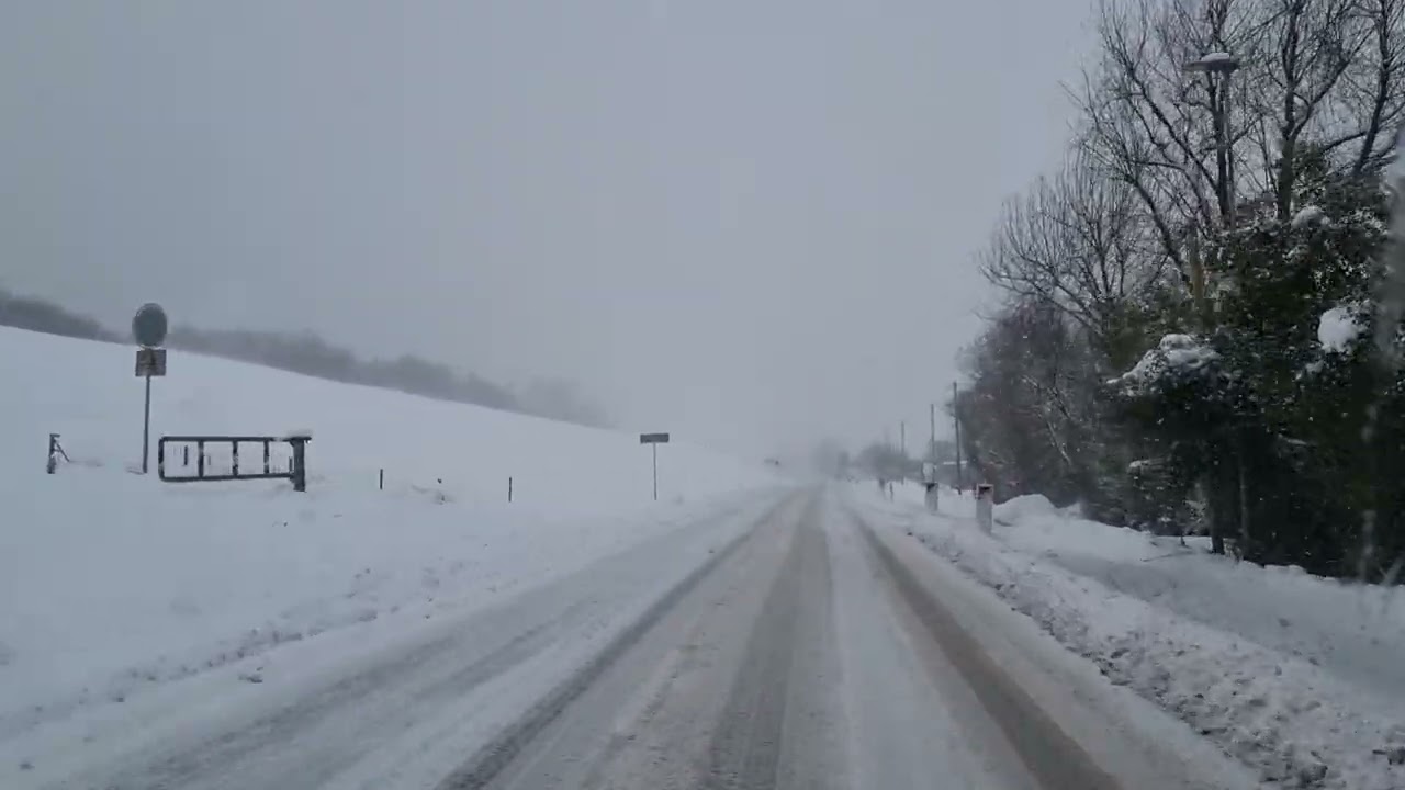 Im Schnee zwischen Lühedeich und Hamburg. Solange die Fahrspuren noch schwarz waren, ging's noch ...
