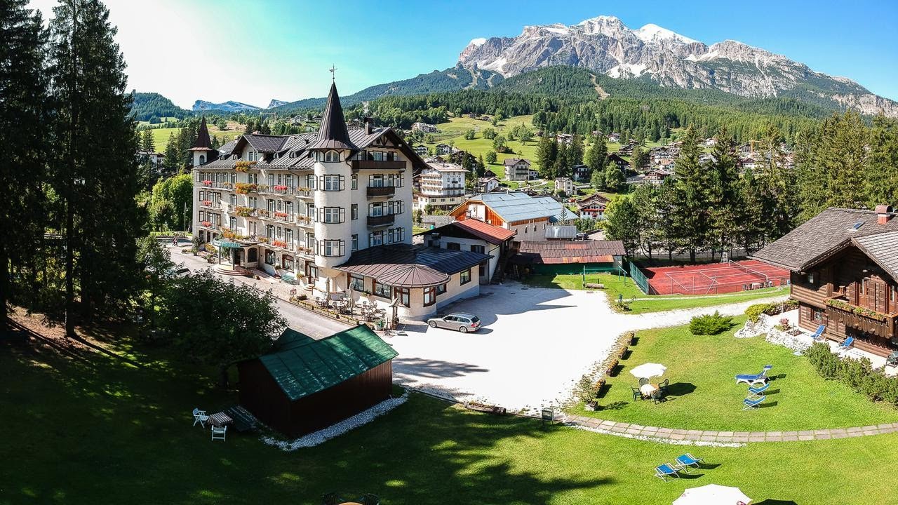 Top 10 Ski Resorts & Hotels in Cortina d'Ampezzo, Dolomiti Superski, Italy