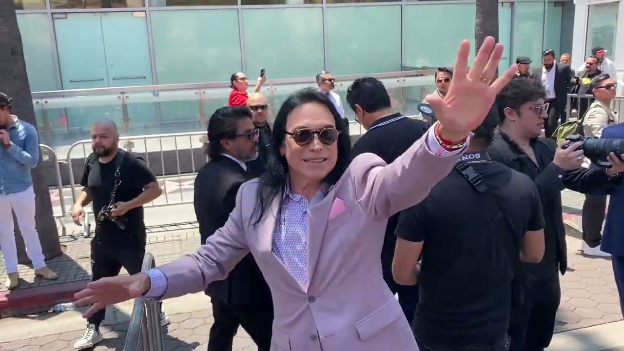 Los Bukis salen corriendo con guardaespaldas - Estrella en el  paseo de la fama - Hollywood, CA