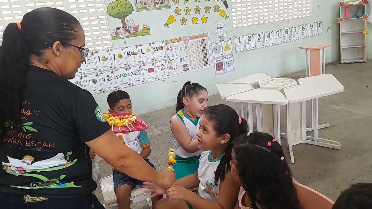 Fiz espetinhos de frutas para meus alunos.