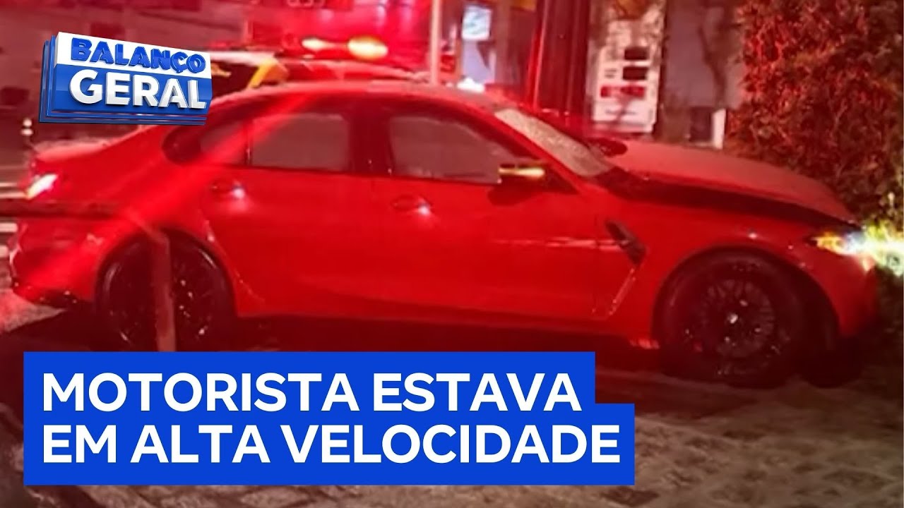 Carro de luxo com oito estudantes bate em muro