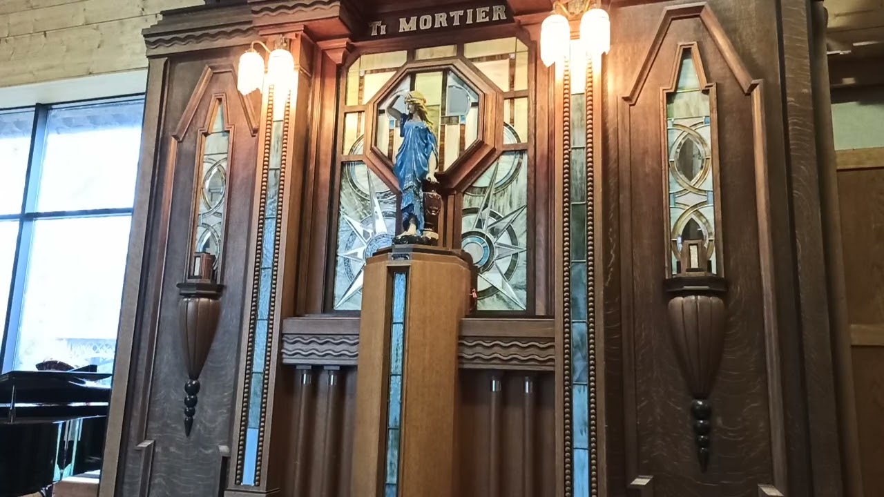 Orgue Mortier (orchestrion) 84 touches exposé à la Ferme des Orgues