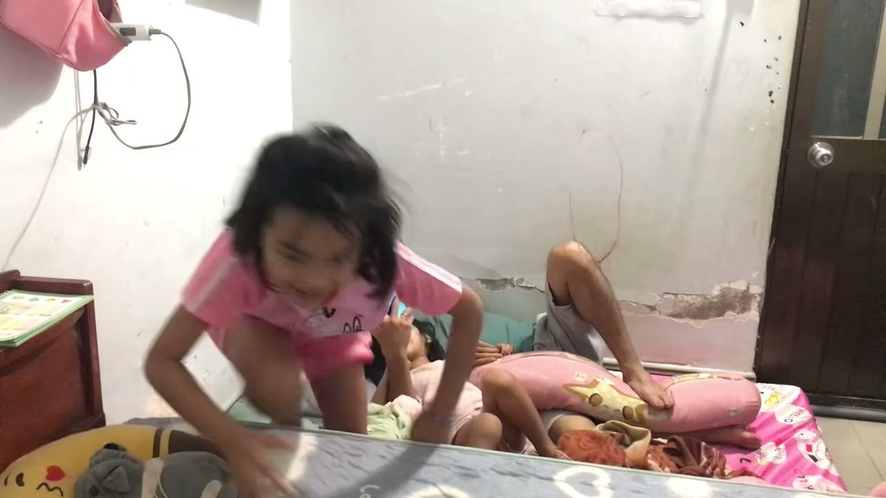 Bố chăm em