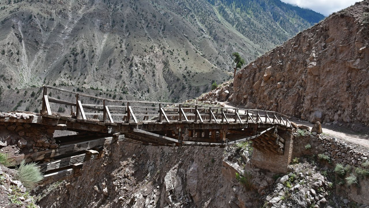 Pakistan - road Raikot - Fairy Meadows