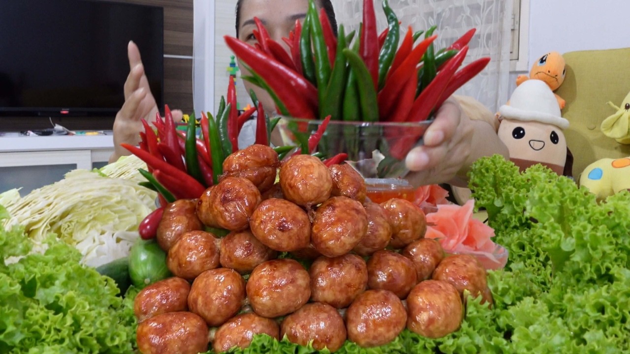 ไส้กรอกอิสานกับพริกสดกระหล่ำทั้งหัว จิ้มกับน้ำจิ้มแซ่บๆ กัดพริกจังๆแสบมาก