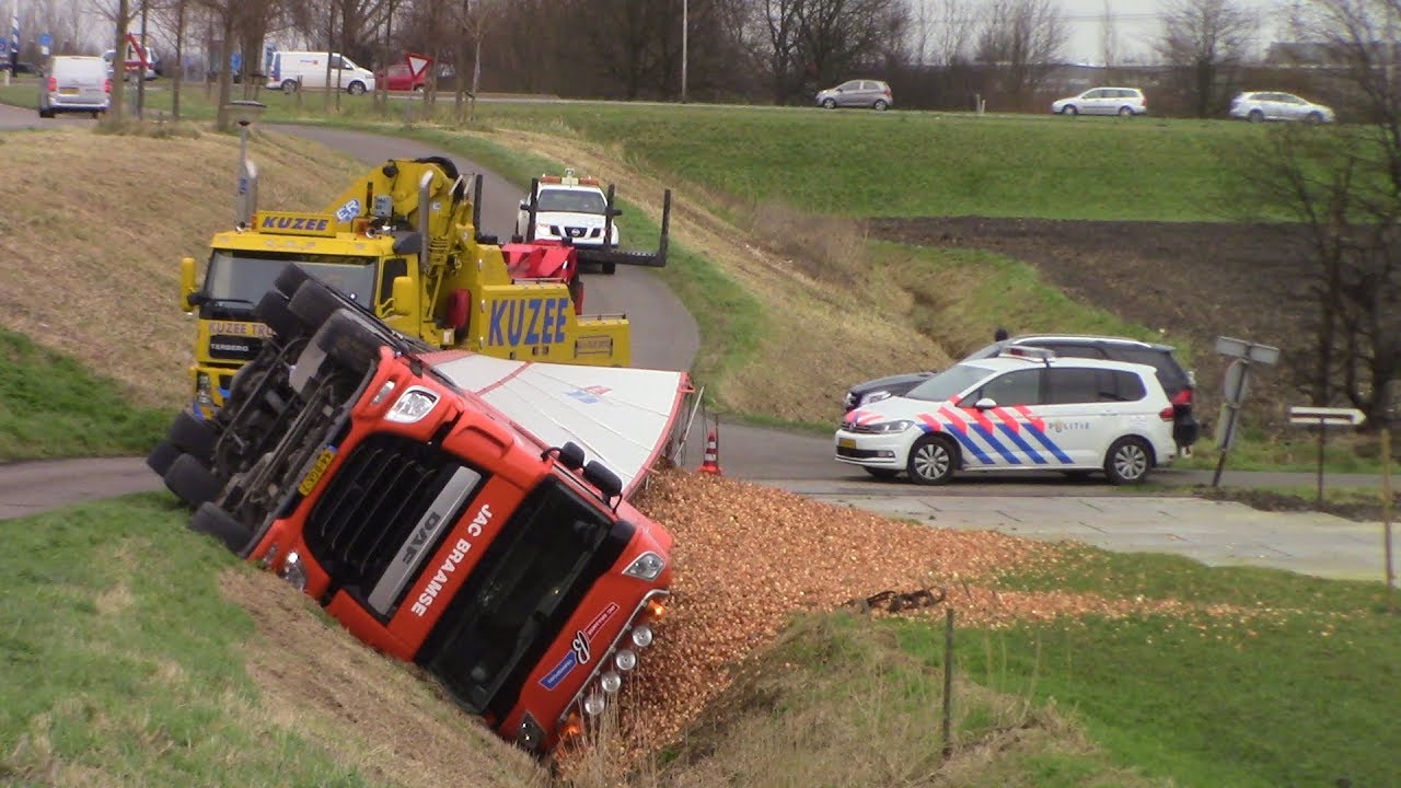 Volledige Berging van in de sloot gekantelde vrachtwagen in Kruiningen!