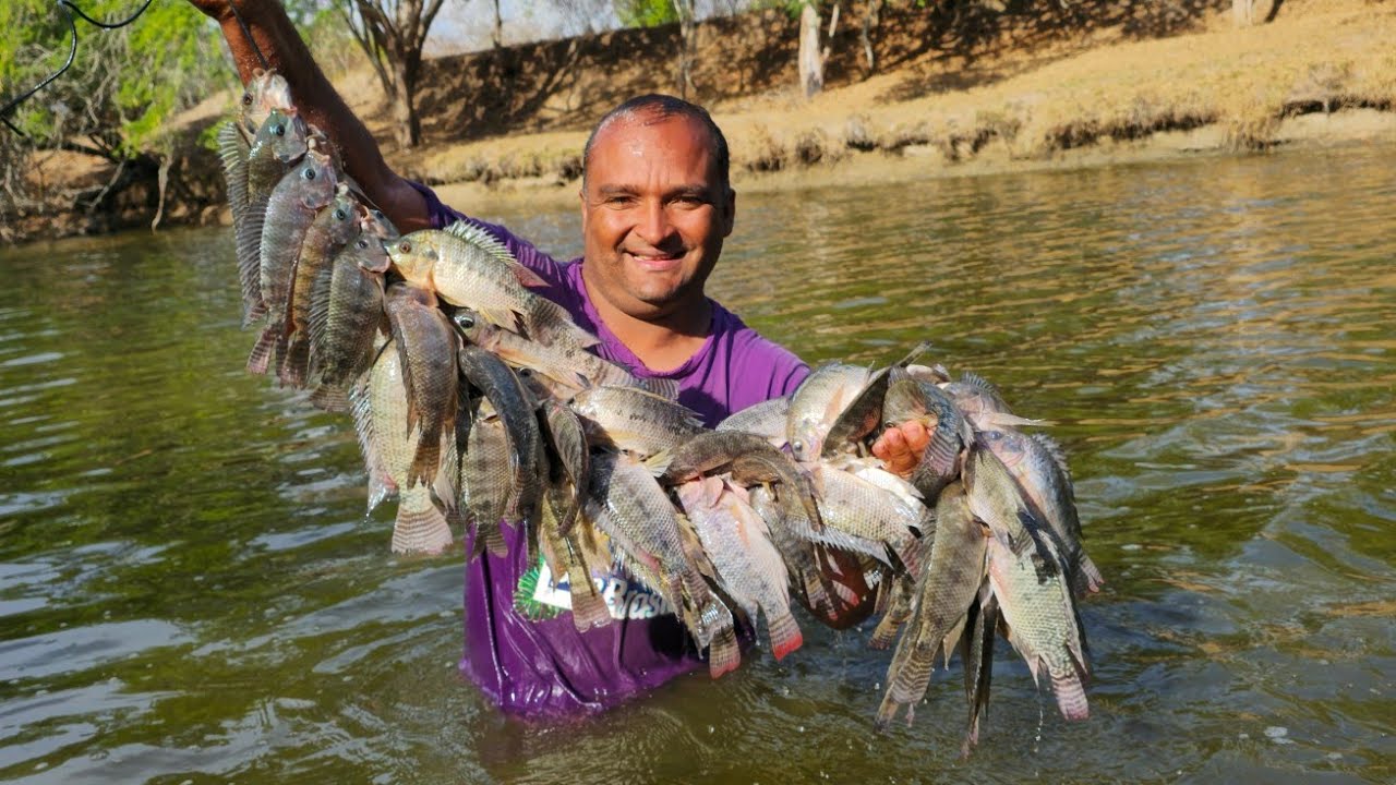 ESSE TIPO DE PESCARIA É INACREDITÁVEL VEJA A QUANTIDADE DE PEIXE QUE PEGAMOS DE MÃO NO RIO