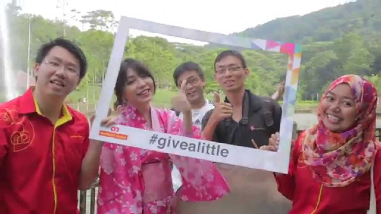 AmBank Gave Away Drinking Water to Fellow Malaysians during Their Morning Workout #givealittle