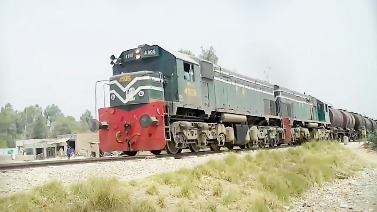 GMCU-15 locomotives 4905 and 4912 leading freight train from Sanawan