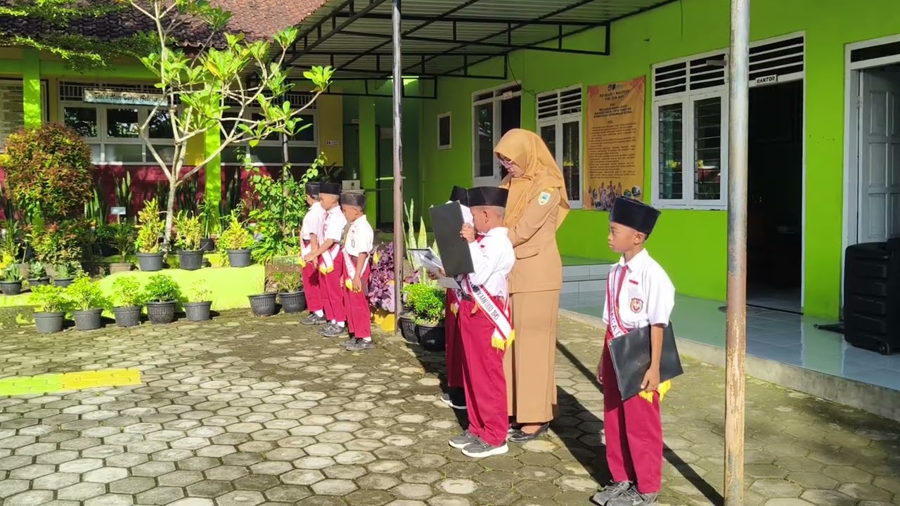 Upacara Bendera Hari Senin dengan Petugas Kelas I