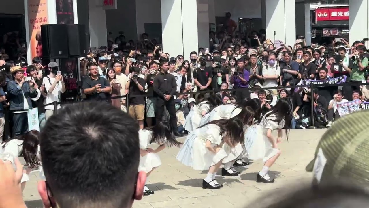 10/11日乃木坂46六期生ゲリラライブin台北西門広場「僕たちはなぜ走るのか」