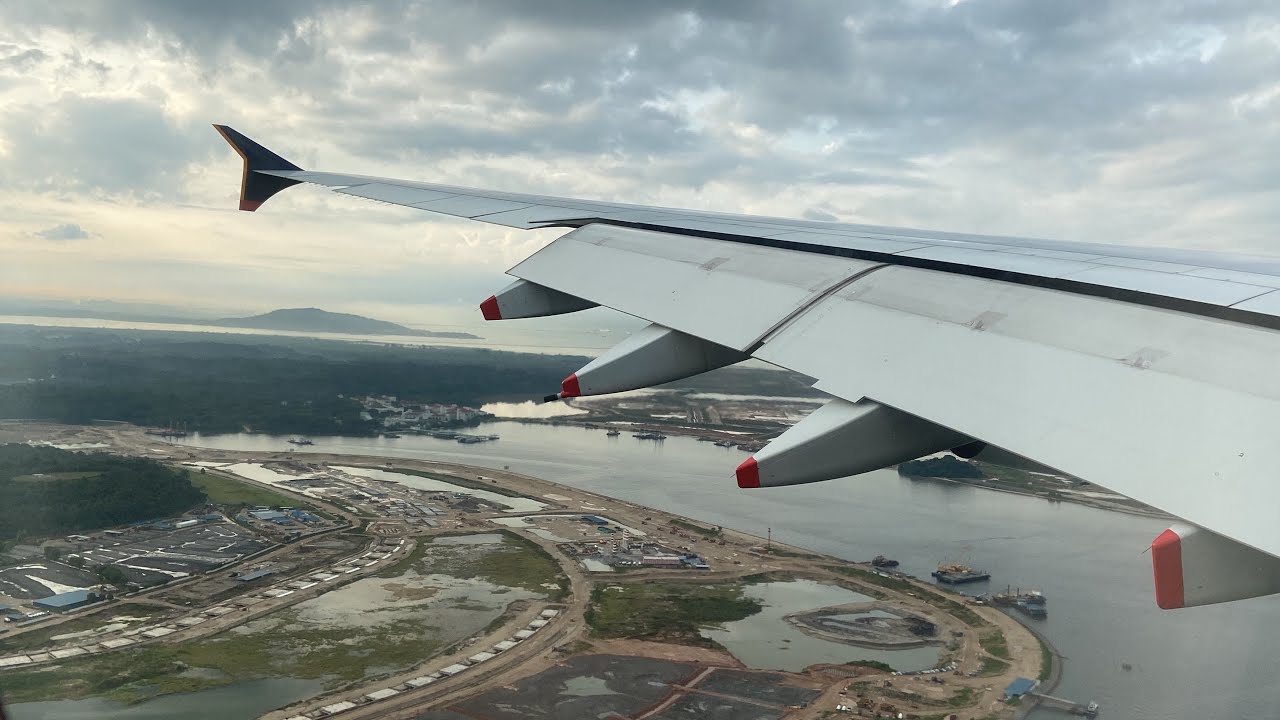 Singapore Airlines Airbus A380-800 landing in Singapore (SIN)
