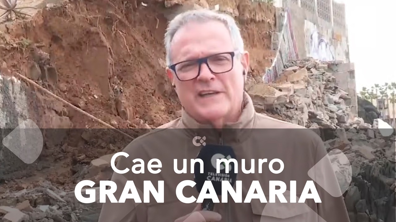 Un muro se desploma en playa del Águila, en San Bartolomé de Tirajana
