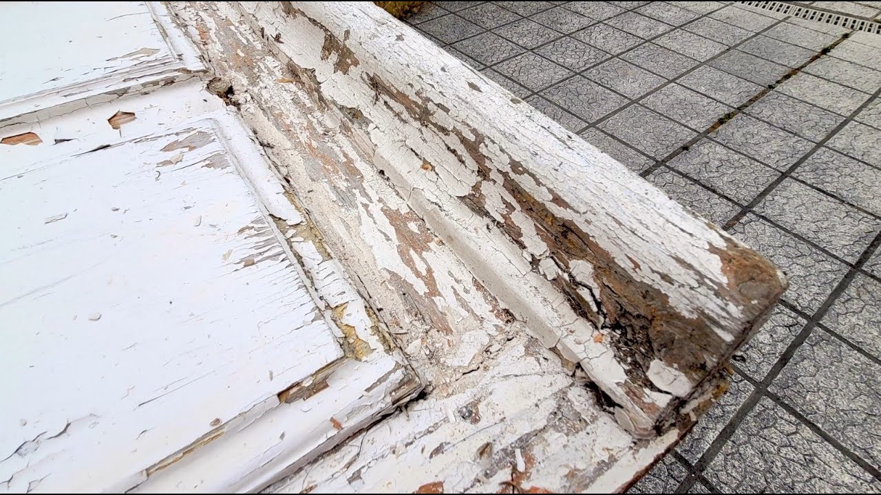 Restauration d'une porte en bois très abimée