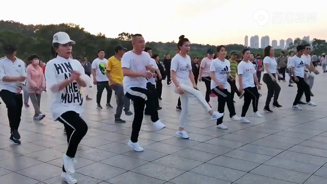 鬼步舞《中国红》广场锻炼，燃脂暴汗，舞步动感，好听好看