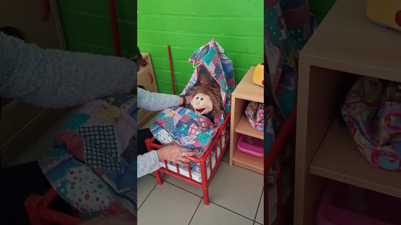 Lena ontmoet klaspop Rikki in de kleuterklas! 🧸🎨