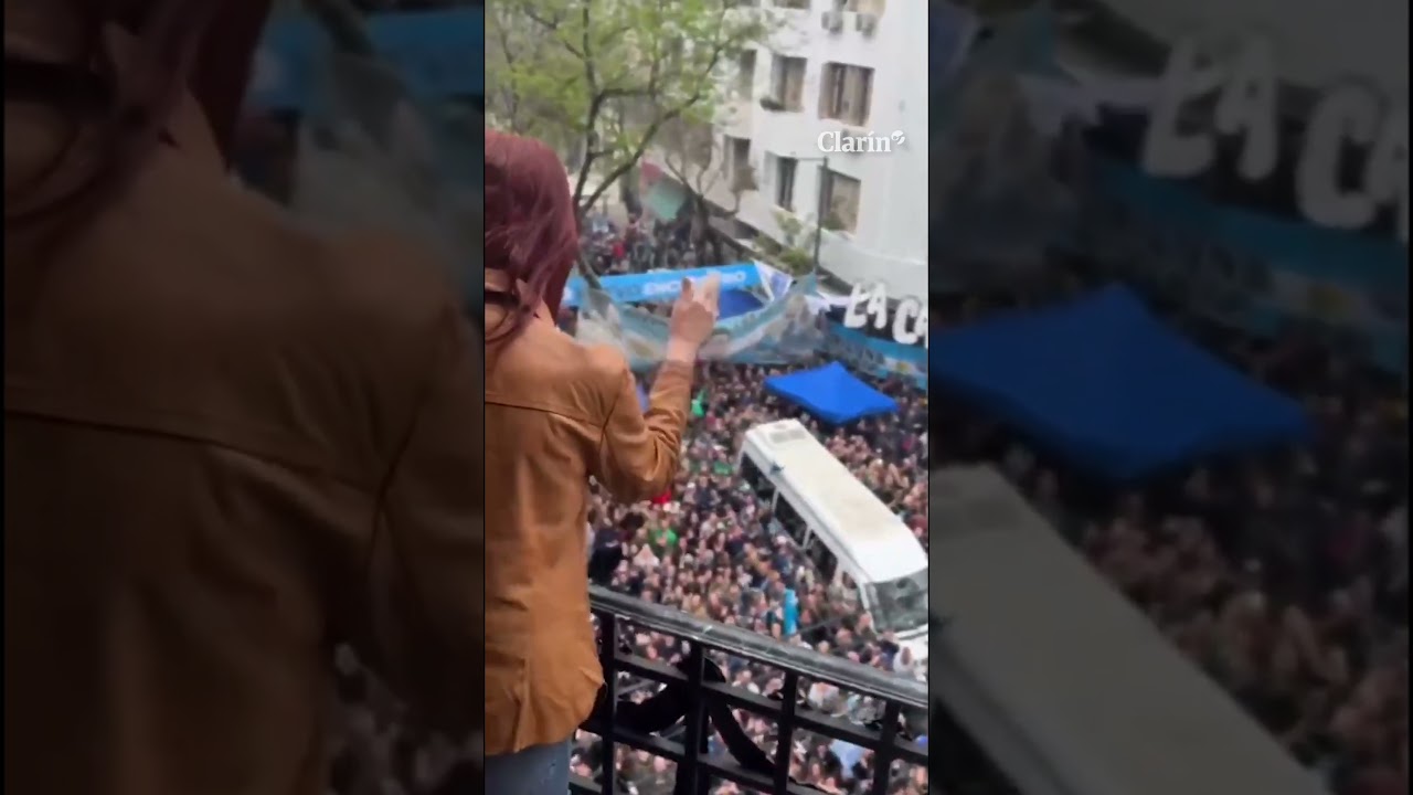 Cristina Kirchner sali&oacute; al balc&oacute;n a saludar a militantes en el d&iacute;a 100 de su detenci&oacute;n domiciliaria