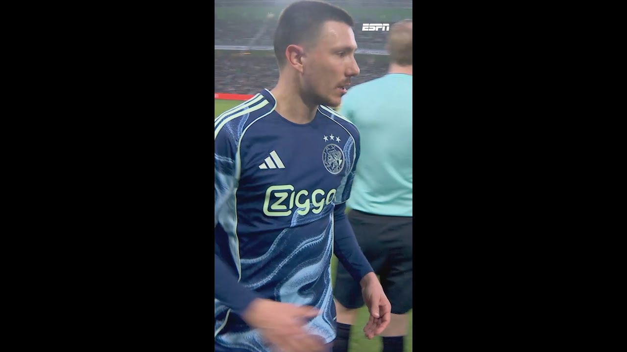 Opmerkelijk: Steven Berghuis zoekt grensrechter op na wissel 😳