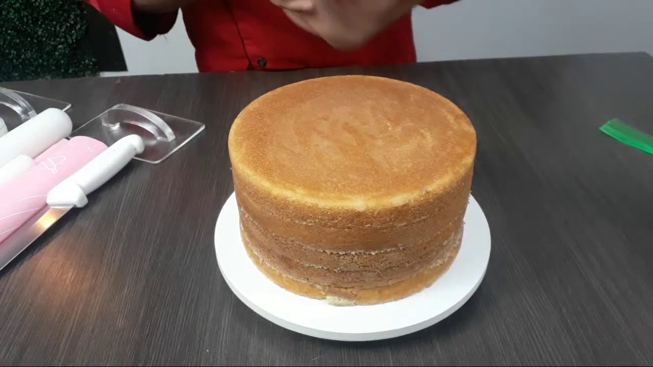 COBRINDO BOLO COM PASTA AMERICANA